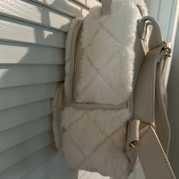 NWT Juicy Couture Winter White Backpack with large front zipper pocket. - Picture 3 of 9